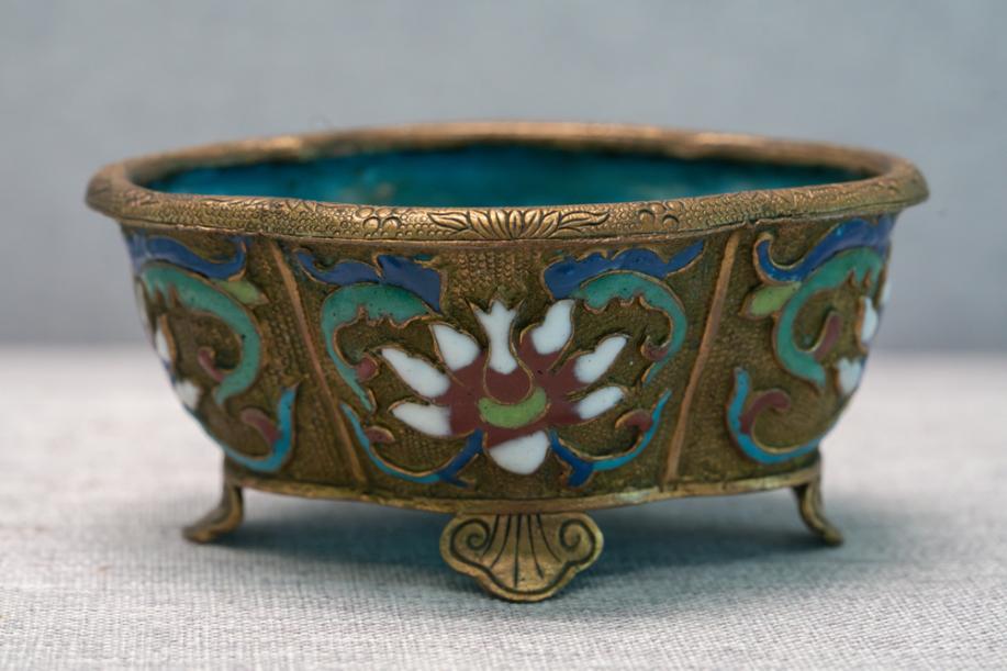 DSC03520-錾胎内填珐琅西番莲纹如意云头足花盆-清-珐琅