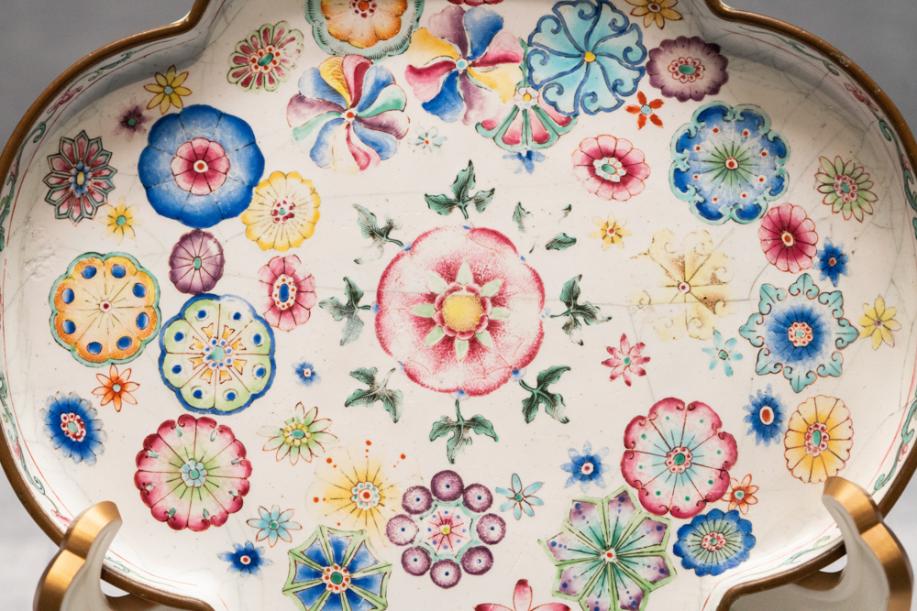 DSC03806-团花纹四曲盘-清-珐琅