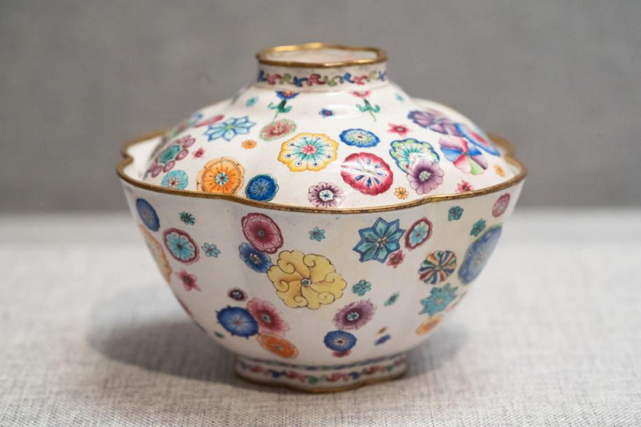 DSC03798-团花纹盖碗-清-珐琅