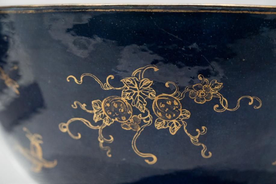 DSC03770-金彩折枝花卉藤蔓果实纹碗-清-珐琅