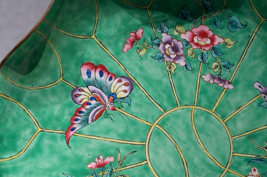 DSC03702-花果飞蝶纹荷叶式盘-清-珐琅