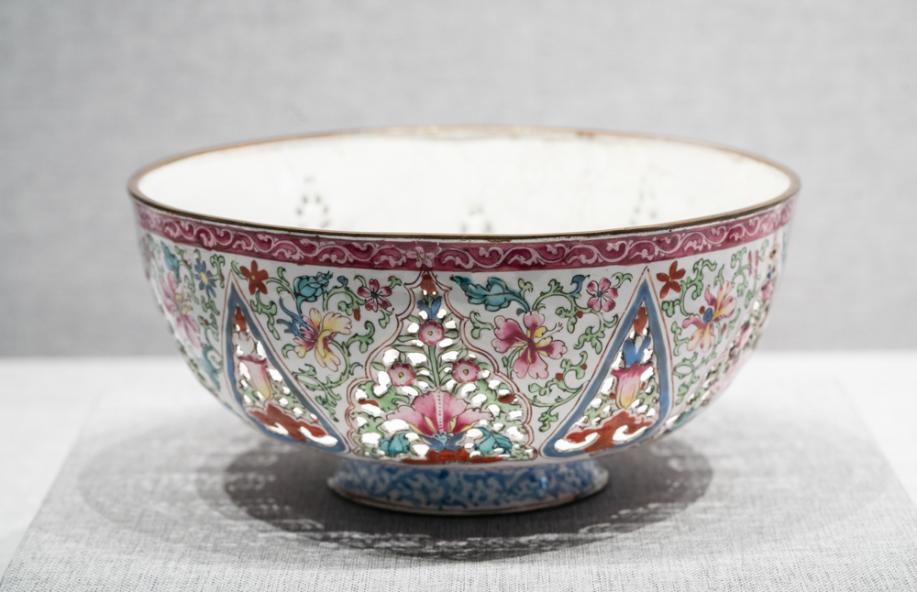 DSC03945-花卉纹镂空碗-清-珐琅