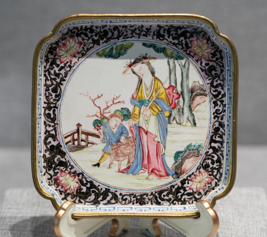 DSC03612-西洋人物图委角碟-清-珐琅