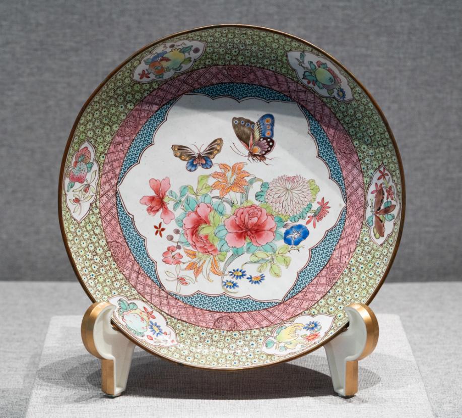 DSC03614-锦地开光花卉飞蝶纹盘-清-珐琅