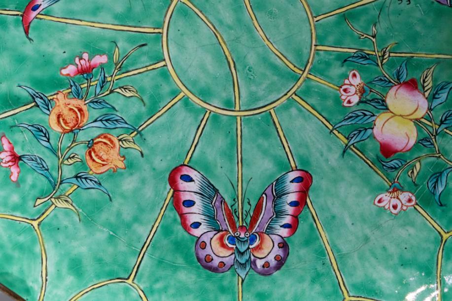 DSC03703-花果飞蝶纹荷叶式盘-清-珐琅