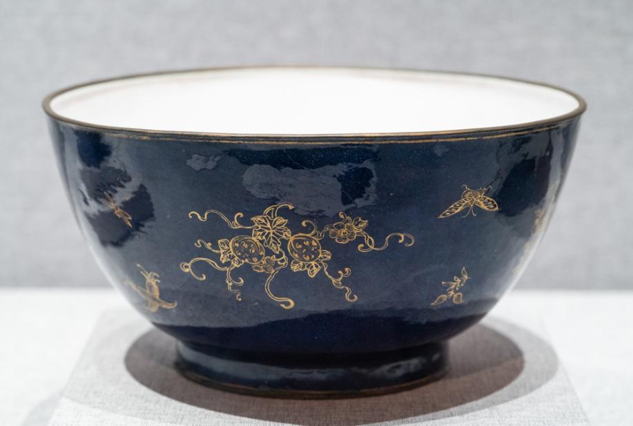 DSC03768-金彩折枝花卉藤蔓果实纹碗-清-珐琅