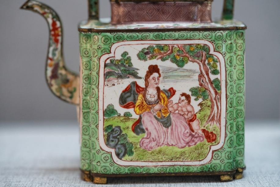 DSC03560-锦地开光西洋人物图委角茶壶-清