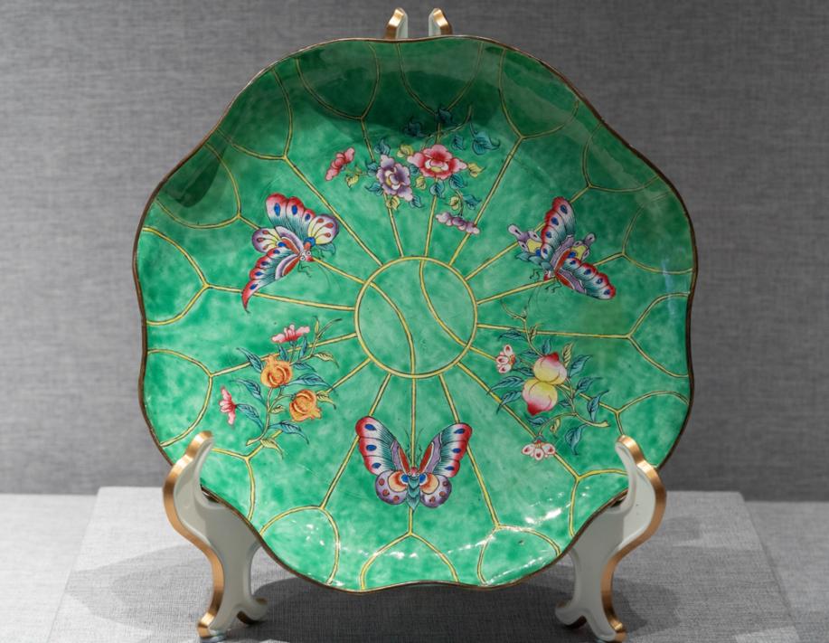 DSC03699-花果飞蝶纹荷叶式盘-清-珐琅