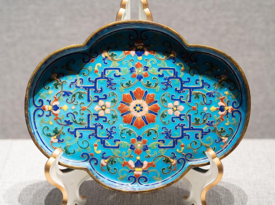 DSC03839-缠枝西番莲拐子龙纹四曲盘-清-珐琅