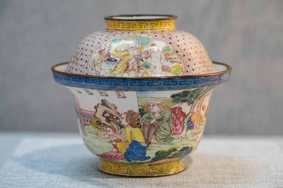 DSC03578-锦地开光山水西洋人物图盖碗-清