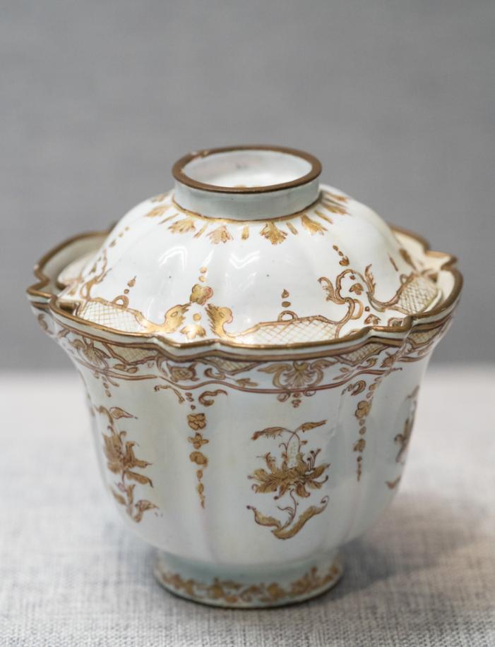 DSC03863-描金花卉纹菱花式盖杯-清-珐琅